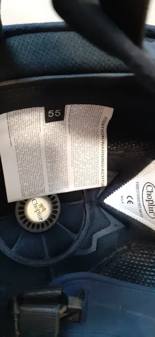 Casco de equitación azul marino. 