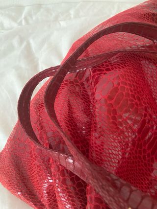 Bolso rojo efecto piel serpiente
