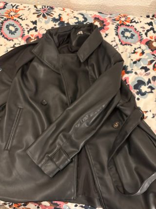 Cazadora efecto piel Zara