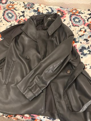 Cazadora efecto piel Zara