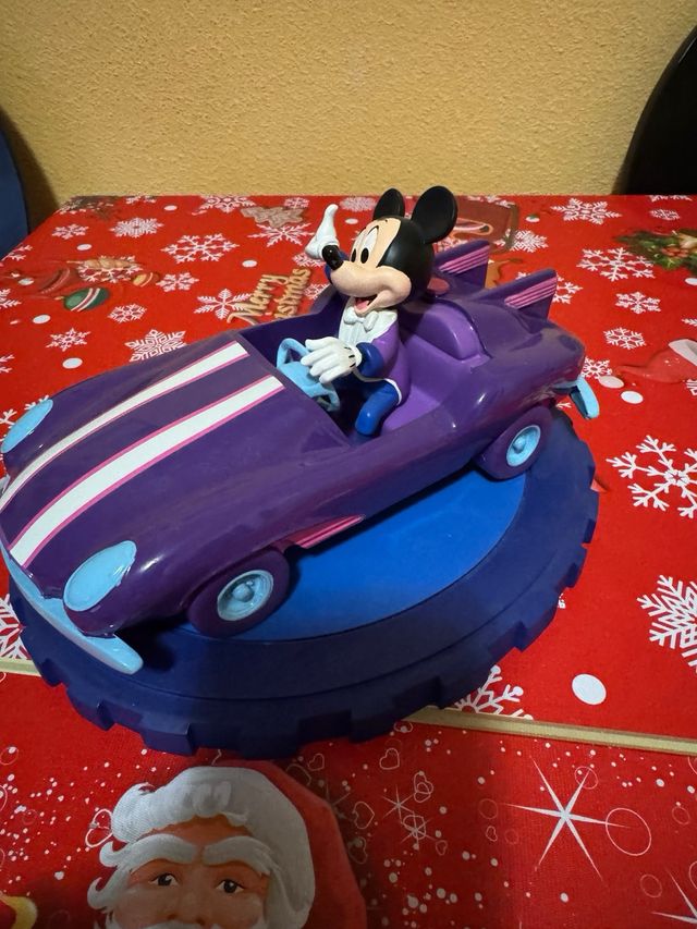 Mickey con su coche morado