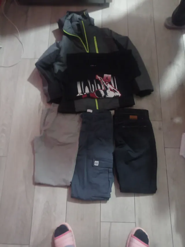 Giubbino, maglia e 3 pantaloni