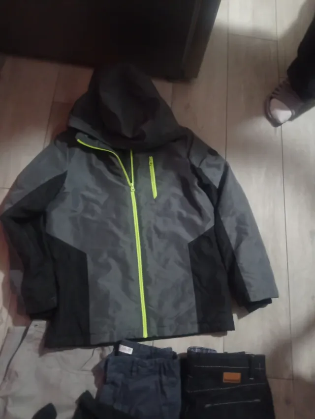 Giubbino, maglia e 3 pantaloni