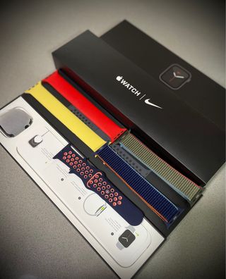 Apple Watch SE Edición Nike + 5 correas regalo