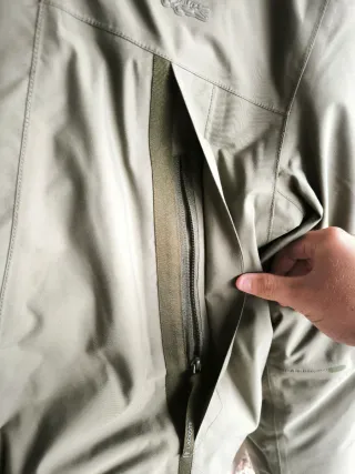 Chaqueta verde Lacoste con capucha
Es talla L.
