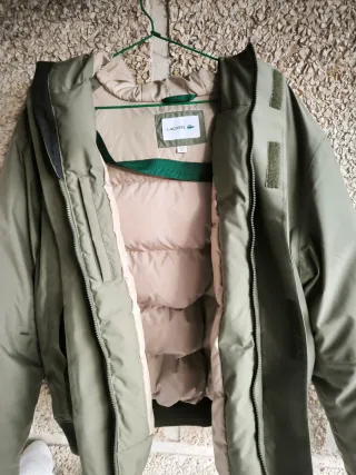 Chaqueta verde Lacoste con capucha
Es talla L.