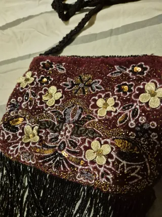 Bolso de fiesta con flecos y pedrería