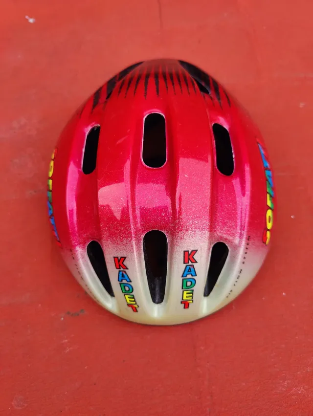 Casco infantil rojo KADET