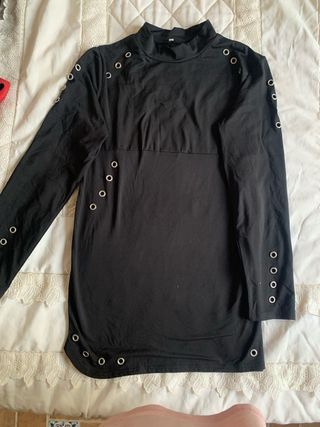 Camiseta negra manga larga con ojales