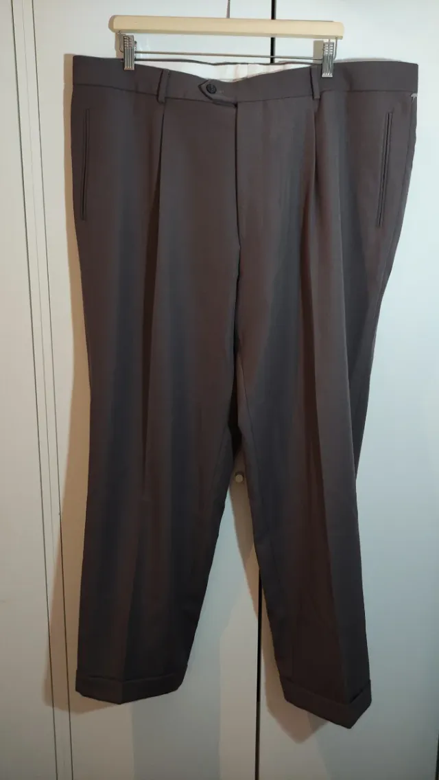 Pantalón de vestir marrón Hugo Boss con etiqueta