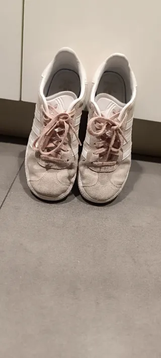 Zapatillas Adidas Gazelle niña beige/rosa