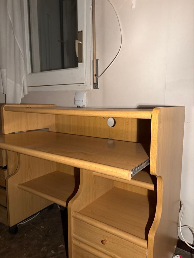 Escritorio de madera con cajones