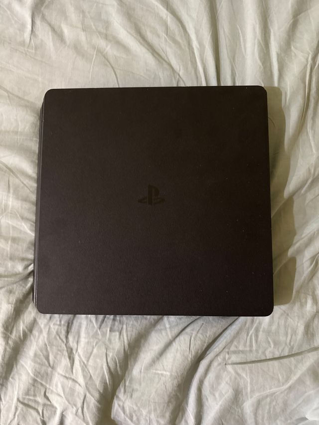 PS4 Slim 500GB con Mando rojo incluido