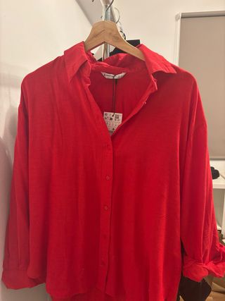 Camisa roja Stradivarius
