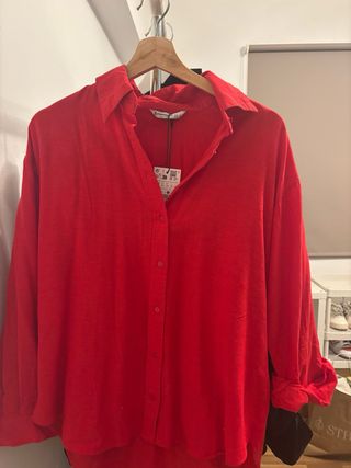 Camisa roja Stradivarius