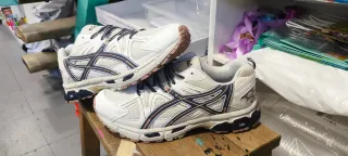 Deportivas ASICS blancas y azules