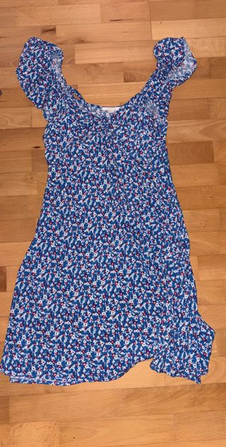 Vestido floral azul con volantes
