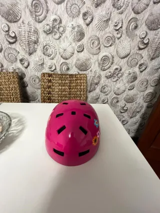Casco infantil rosa con flores