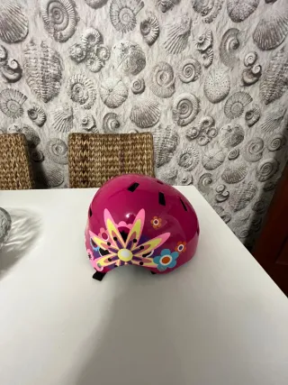 Casco infantil rosa con flores