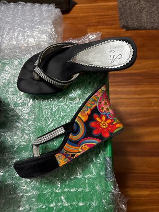 Sandalias de cuña con pedrería y estampado