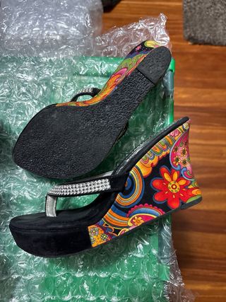 Sandalias de cuña con pedrería y estampado