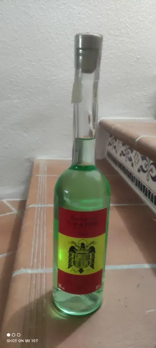 Set di 6 bottiglie di liquore + 2 bottiglie grandi