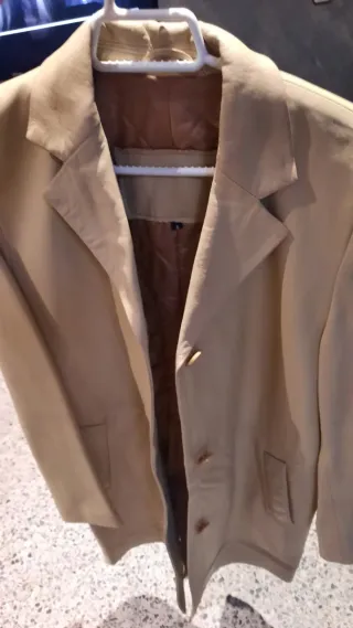 Chaqueta de piel beige con botones