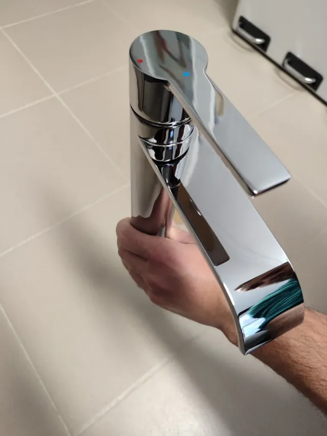 Grifo alto de metal cromado