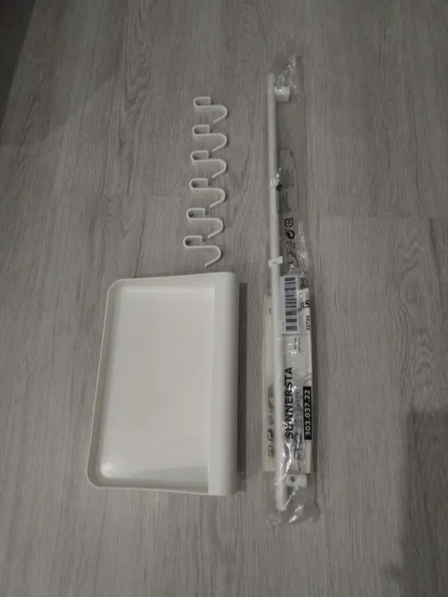 SUNNERSTA de Ikea, riel con ganchos y balda