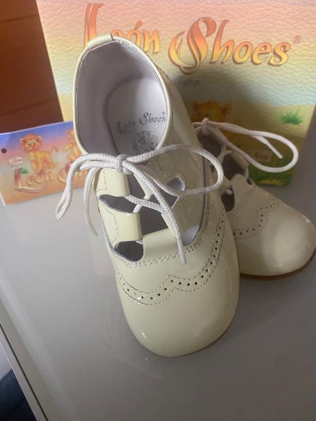 Zapatos de bautizo charol beige talla 23