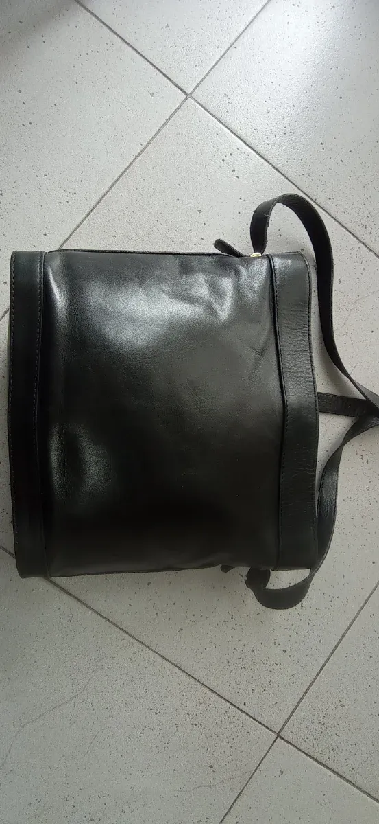 Bolso de piel negro con logo grabado