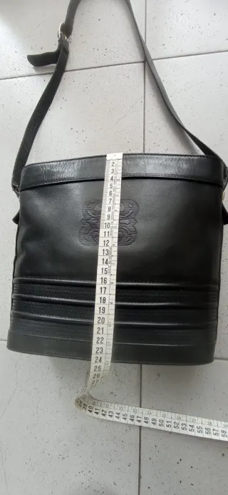 Bolso de piel negro con logo grabado