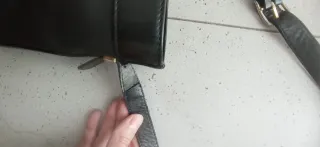 Bolso de piel negro con logo grabado