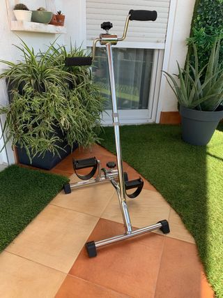 Bicicleta estática para pedalear sentado