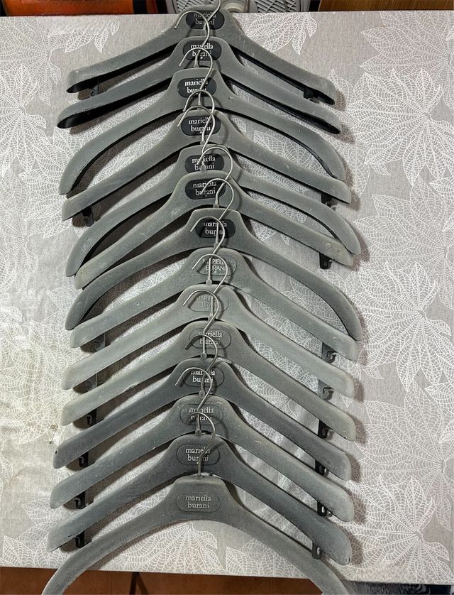 Lote 14 Perchas Mariella Burani Terciopelo Gris