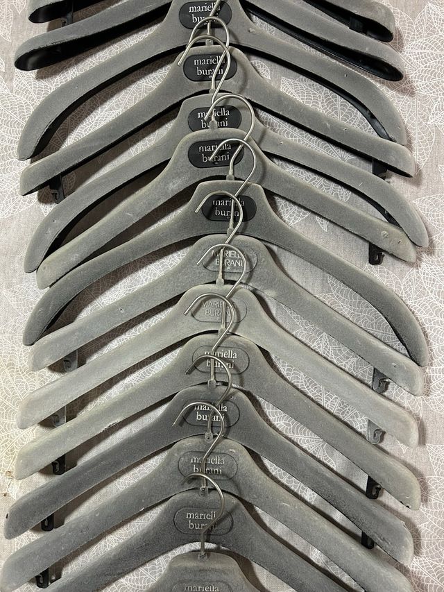 Lote 14 Perchas Mariella Burani Terciopelo Gris