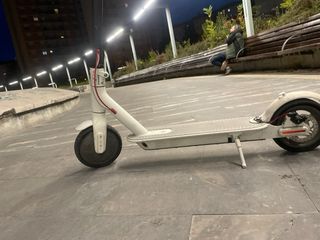Patinete eléctrico blanco