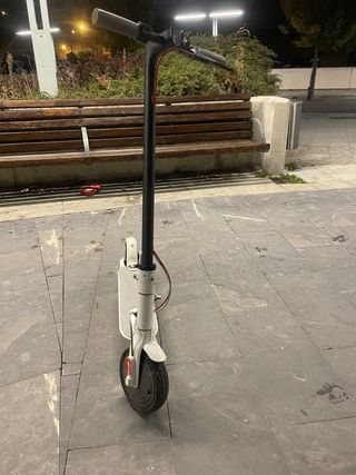 Patinete eléctrico blanco