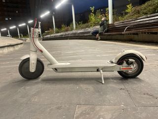 Patinete eléctrico blanco