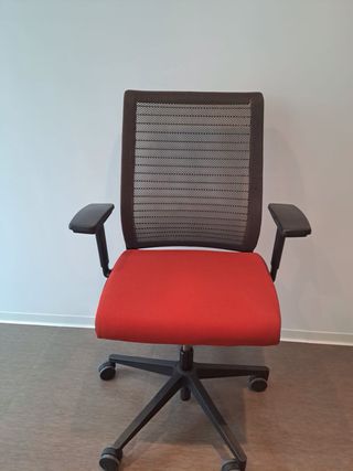 Silla de oficina Steelcase roja y negra