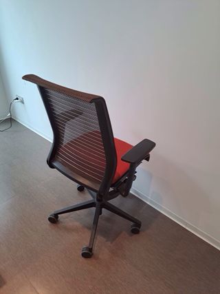 Silla de oficina Steelcase roja y negra
