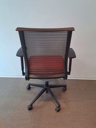 Silla de oficina Steelcase roja y negra