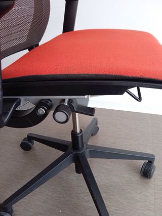 Silla de oficina Steelcase roja y negra