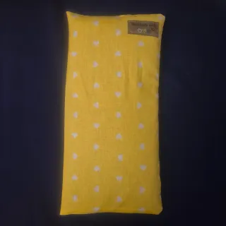 Saquito térmico amarillo con corazones blancos