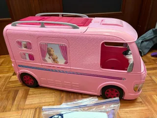 Caravana Barbie con accesorios