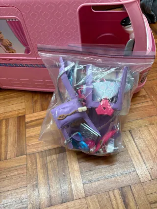Caravana Barbie con accesorios