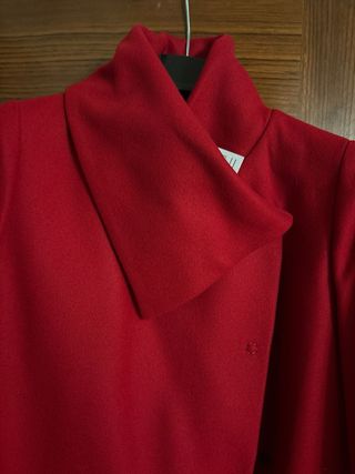 Chaquetón rojo sin estrenar. de lana 