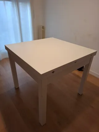 Mesa de comedor blanca de madera