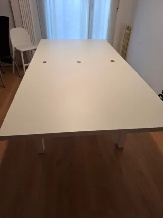 Mesa de comedor blanca de madera