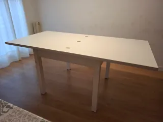 Mesa de comedor blanca de madera